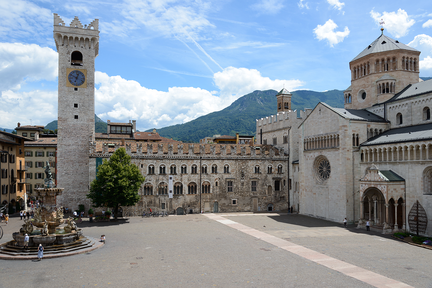 Piazza Duomo, Trento, mondo travel , putovanje Dolomiti i planinska bajka